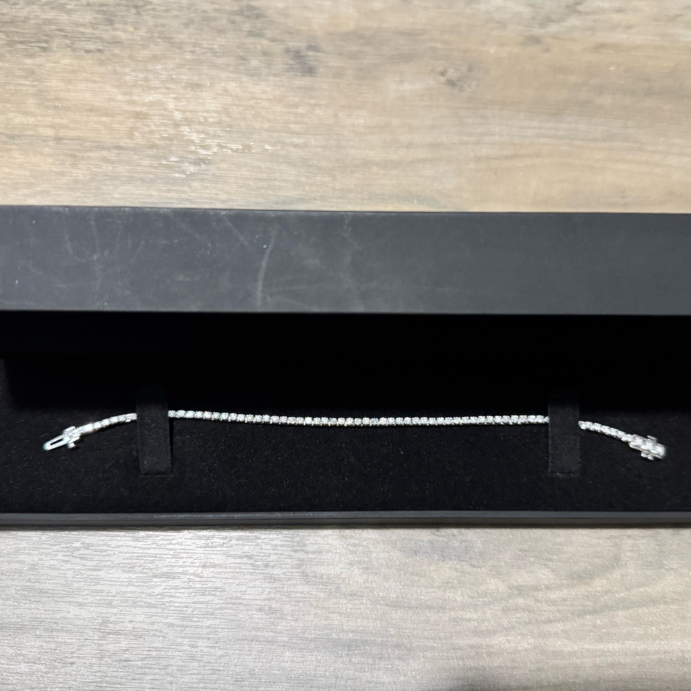 Tennis bracelet from kay jeweler, wore twice!
10 kt gold with natural diamonds